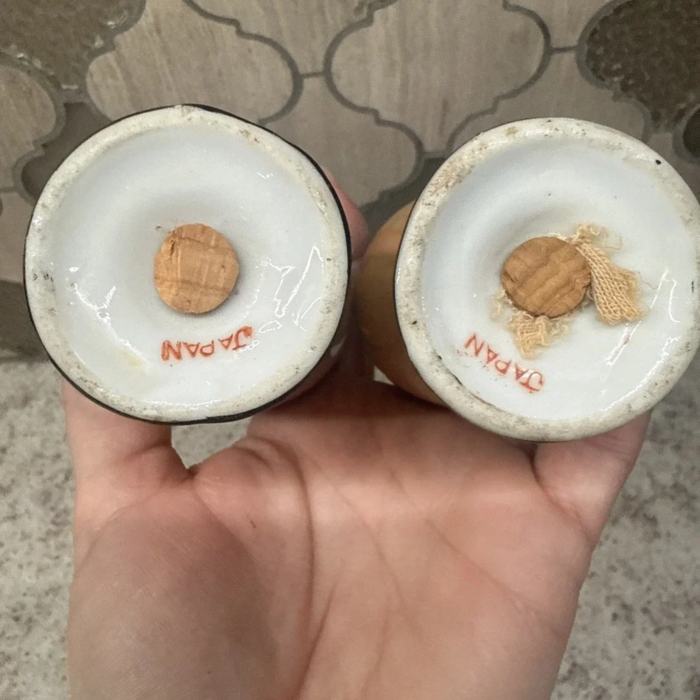 Vintage Floral Vase Shaped Salt & Pepper Shaker Set Made in Japan Hand painted‎